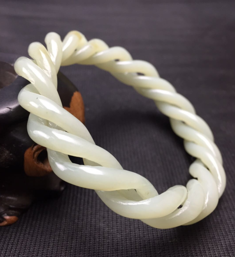古玩玉器新疆和田玉雕“麻花”手鐲拍賣,當(dāng)前價(jià)格2999元
