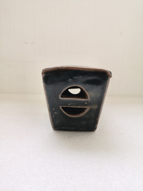 古玩陶瓷磁州窯系黑釉鏤空銀錠型瓷枕拍賣,當(dāng)前價(jià)格680元