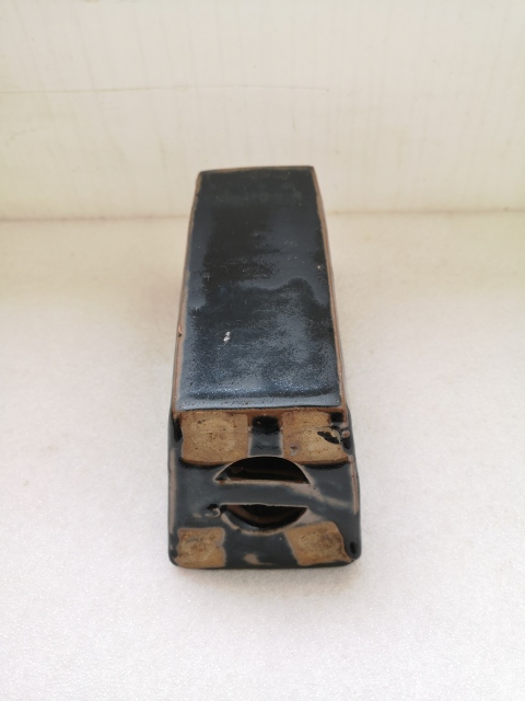 古玩陶瓷磁州窯系黑釉鏤空銀錠型瓷枕拍賣,當(dāng)前價(jià)格680元