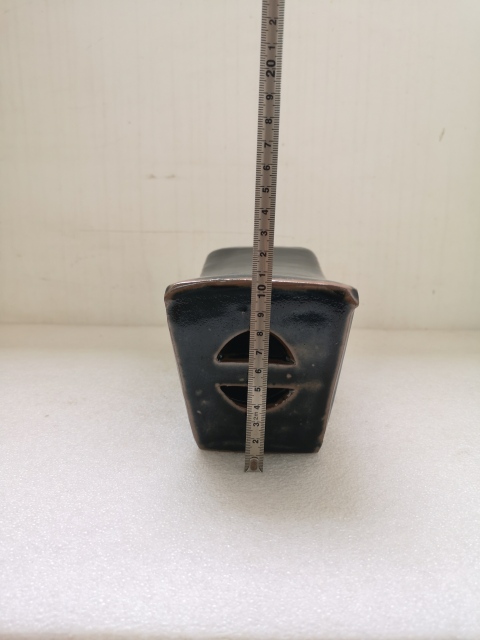 古玩陶瓷磁州窯系黑釉鏤空銀錠型瓷枕拍賣,當(dāng)前價(jià)格680元