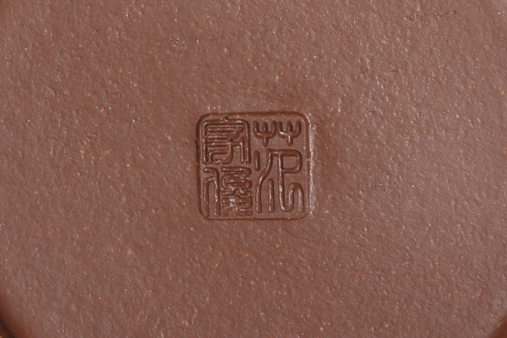 古玩雜項(xiàng)當(dāng)代·范家福制降坡泥刻繪平蓋蓮子壺拍賣(mài),當(dāng)前價(jià)格800元