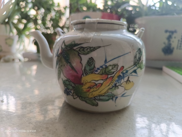 古玩陶瓷平臺已保真粉彩三多紋提梁壺拍賣,當前價格688元