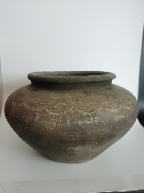 古玩陶瓷秦漢?灰陶刻水波紋蓋罐拍賣，當前價格2500元