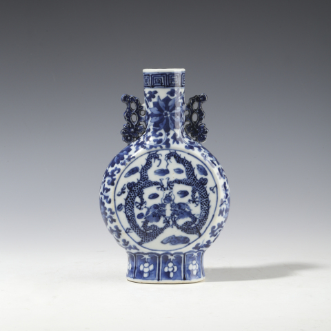 古玩陶瓷【21點10分截拍】清晚·青花開窗雙龍戲珠紋抱月瓶拍賣，當前價格5800元