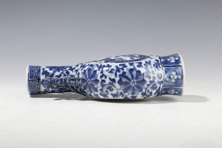 古玩陶瓷【21點10分截拍】清晚·青花開窗雙龍戲珠紋抱月瓶拍賣，當前價格5800元