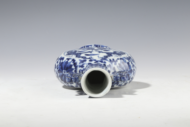 古玩陶瓷【21點10分截拍】清晚·青花開窗雙龍戲珠紋抱月瓶拍賣，當前價格5800元