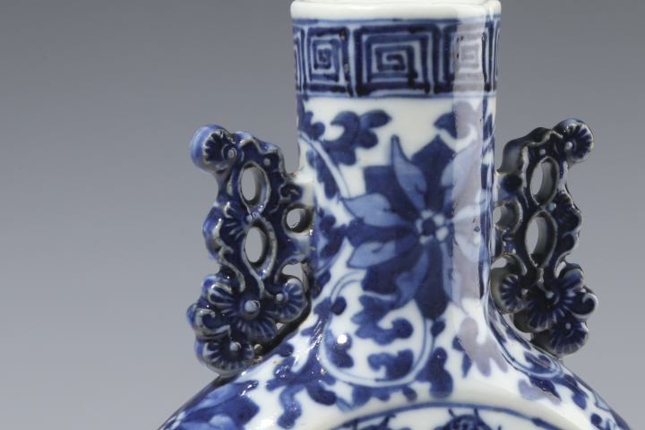 古玩陶瓷【21點10分截拍】清晚·青花開窗雙龍戲珠紋抱月瓶拍賣，當前價格5800元