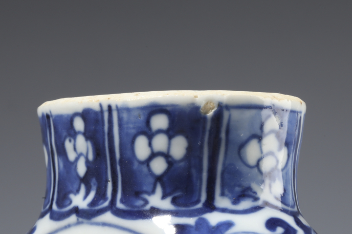 古玩陶瓷【21點10分截拍】清晚·青花開窗雙龍戲珠紋抱月瓶拍賣，當前價格5800元