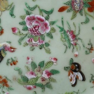 古玩陶瓷豆青地廣彩花蝶紋如意盤一對真品鑒賞圖