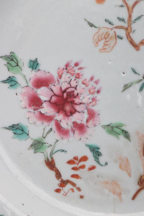 ※中国古美術/粉彩牡丹紋大盤/(底款:大清乾隆年製) 中国古美術/粉彩牡丹紋大盤/(底款:大清乾隆年製)