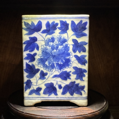 古玩陶瓷乾隆青花牡丹蓮紋四方菖蒲盆拍賣,當前價格12800元