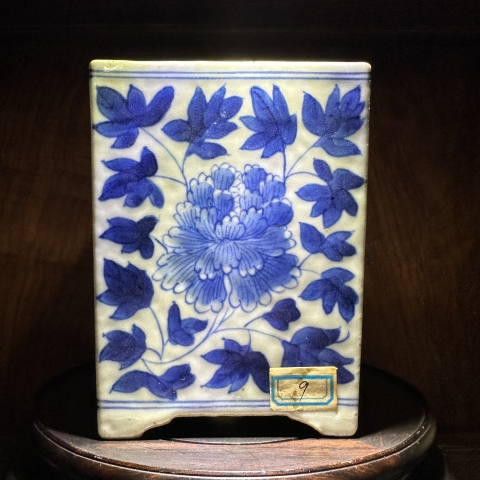 古玩陶瓷乾隆青花牡丹蓮紋四方菖蒲盆拍賣,當前價格12800元