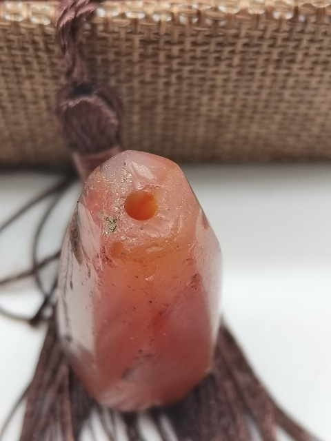 古玩玉器秦漢·老紅瑪瑙多棱珠吊墜一枚拍賣(mài),當(dāng)前價(jià)格500元