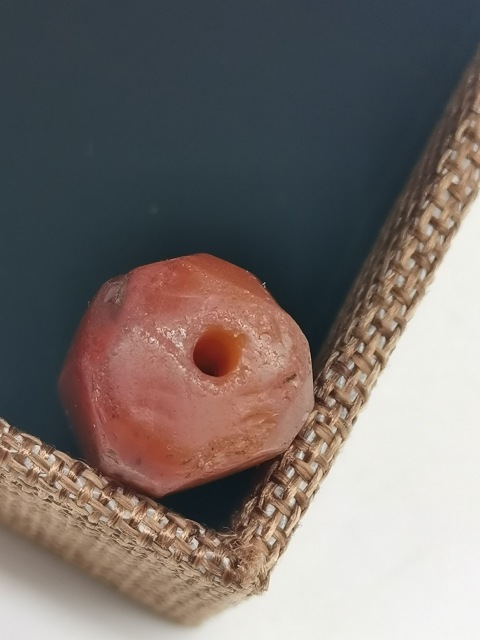 古玩玉器秦漢·老紅瑪瑙多棱珠吊墜一枚拍賣(mài),當(dāng)前價(jià)格500元