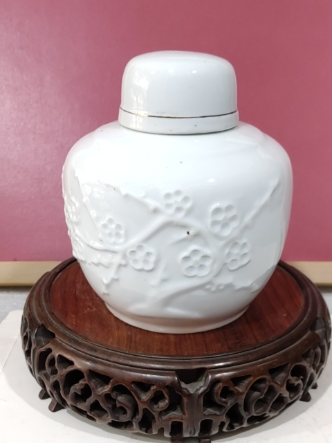 古玩陶瓷白釉梅花紋蓋罐拍賣，當前價格800元
