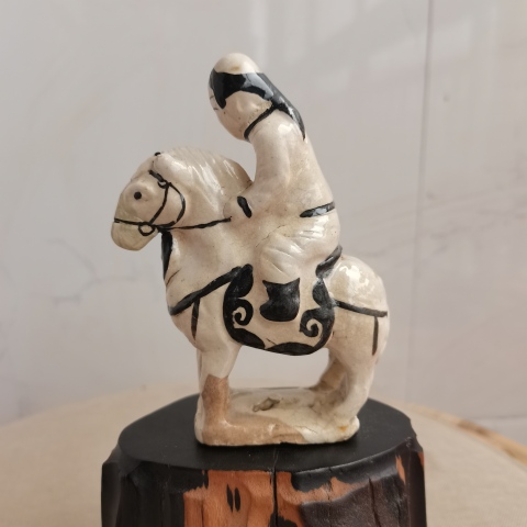 古玩陶瓷元代白衣少年騎馬瓷塑（館藏級(jí)精品）拍賣，當(dāng)前價(jià)格8800元