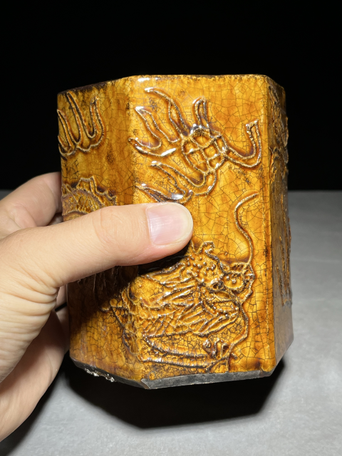 古玩陶瓷黃釉瀝粉趕珠龍紋筆筒拍賣,當前價格2000元