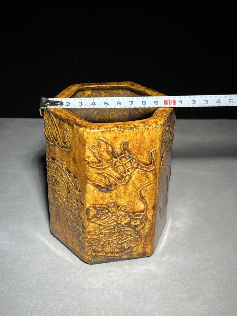 古玩陶瓷黃釉瀝粉趕珠龍紋筆筒拍賣,當前價格2000元