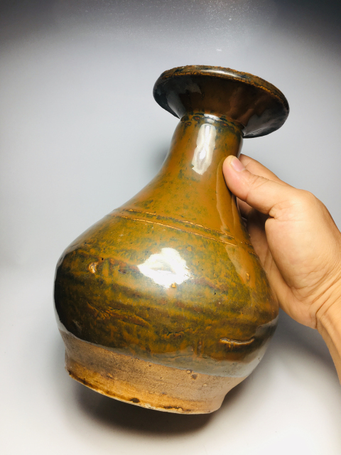 古玩陶瓷窯變褐釉弦紋盤口瓶拍賣,當(dāng)前價(jià)格0元