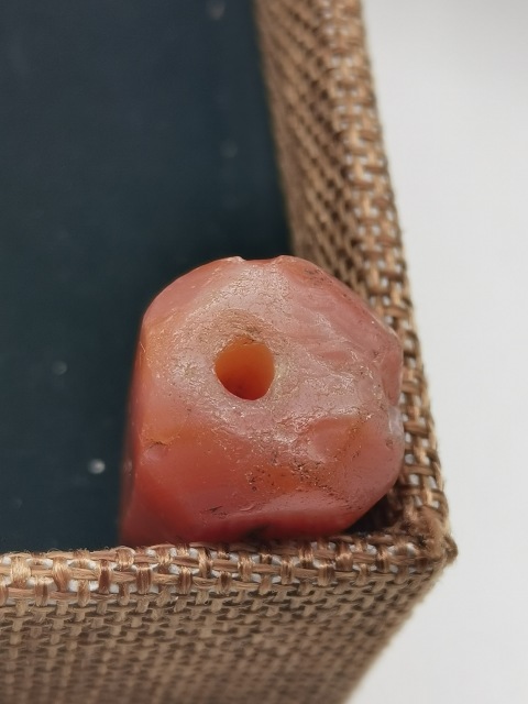 古玩玉器秦漢·天然紅瑪瑙多棱珠吊墜拍賣，當前價格500元