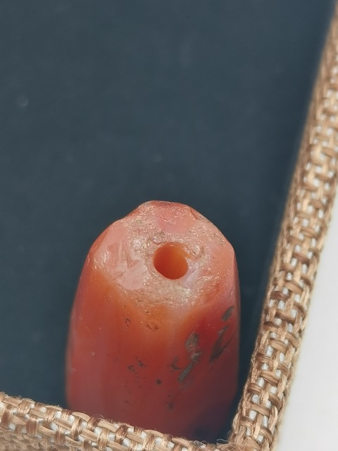 古玩玉器秦漢·天然紅瑪瑙多棱珠吊墜拍賣，當前價格500元