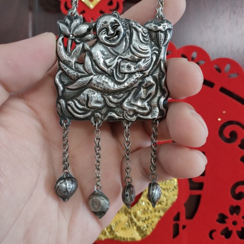 古玩雜項清代，持荷抱魚童子銀牌拍賣，當前價格2222元