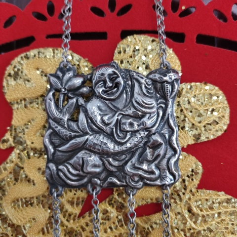 古玩雜項清代，持荷抱魚童子銀牌拍賣，當前價格2222元