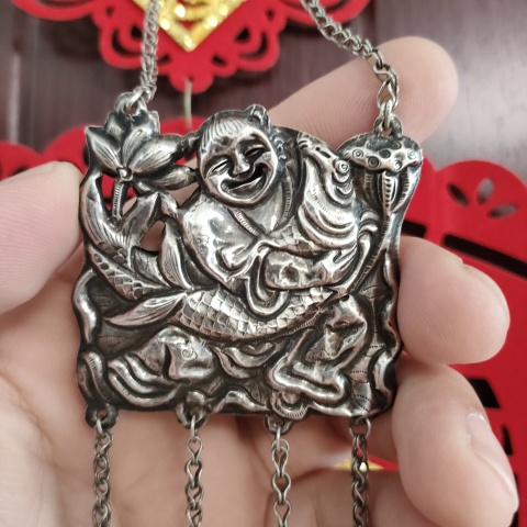 古玩雜項清代，持荷抱魚童子銀牌拍賣，當前價格2222元