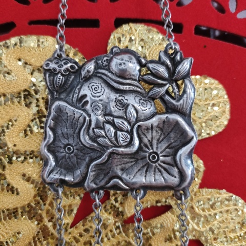 古玩雜項清代，持荷抱魚童子銀牌拍賣，當前價格2222元