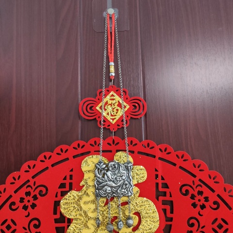 古玩雜項清代，持荷抱魚童子銀牌拍賣，當前價格2222元