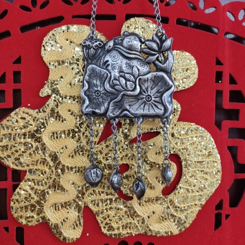 古玩雜項清代，持荷抱魚童子銀牌拍賣，當前價格2222元