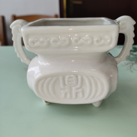 古玩陶瓷白釉壽紋雙耳香爐拍賣,當(dāng)前價(jià)格130元