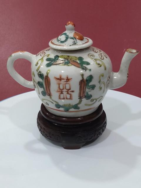 古玩陶瓷清晚期粉彩喜字花卉紋茶壺拍賣，當(dāng)前價(jià)格1680元