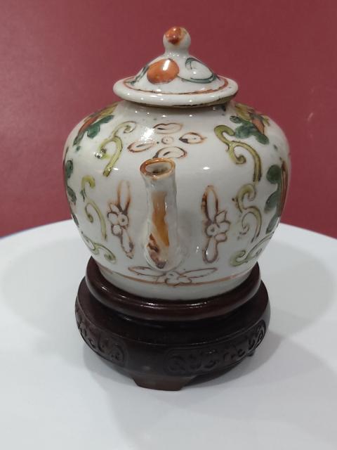 古玩陶瓷清晚期粉彩喜字花卉紋茶壺拍賣，當(dāng)前價(jià)格1680元