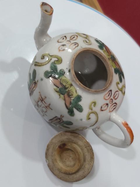 古玩陶瓷清晚期粉彩喜字花卉紋茶壺拍賣，當(dāng)前價(jià)格1680元