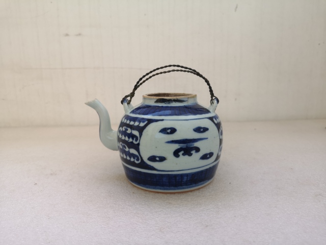 古玩陶瓷博古圖青花提梁壺拍賣,當前價格850元