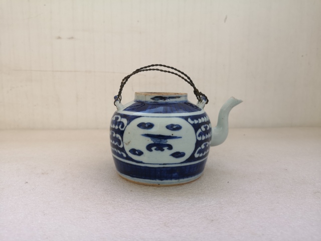 古玩陶瓷博古圖青花提梁壺拍賣,當前價格850元