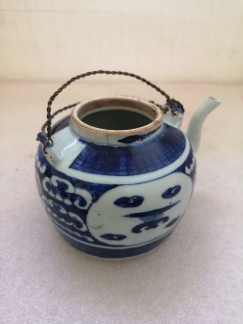 古玩陶瓷博古圖青花提梁壺拍賣,當前價格850元