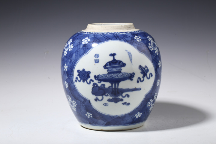古玩陶瓷清康熙·青花冰梅開窗博古紋罐拍賣，當(dāng)前價(jià)格0元