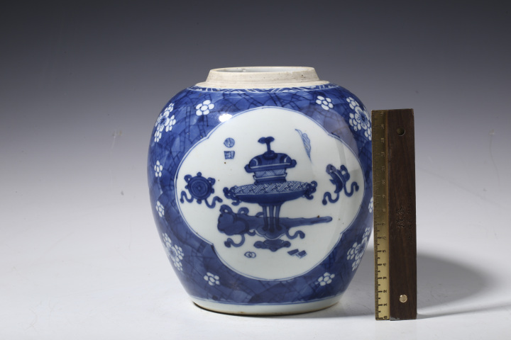 古玩陶瓷清康熙·青花冰梅開窗博古紋罐拍賣，當(dāng)前價(jià)格0元