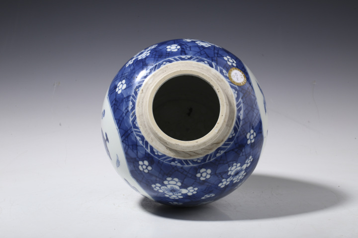 古玩陶瓷清康熙·青花冰梅開窗博古紋罐拍賣，當(dāng)前價(jià)格0元