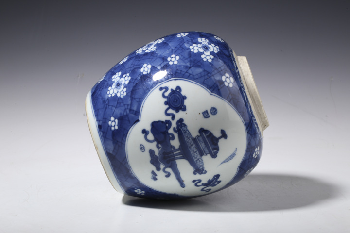 古玩陶瓷清康熙·青花冰梅開窗博古紋罐拍賣，當(dāng)前價(jià)格0元