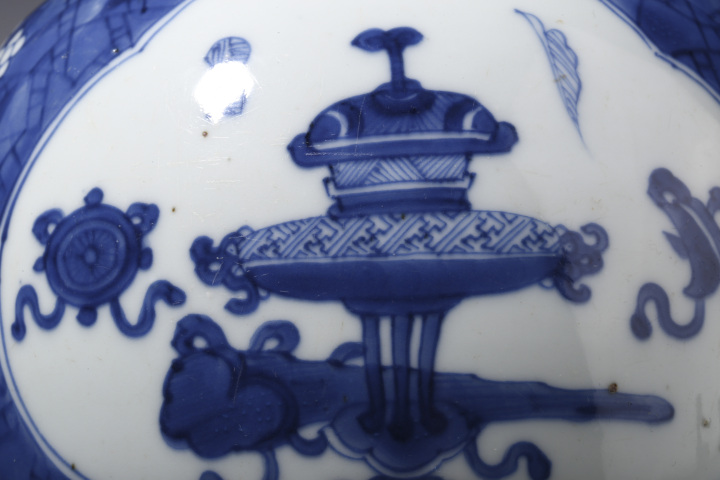 古玩陶瓷清康熙·青花冰梅開窗博古紋罐拍賣，當(dāng)前價(jià)格0元