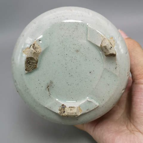 古玩陶瓷清中期 乾隆嘉慶 豆青釉花卉紋三足香爐拍賣，當(dāng)前價(jià)格1122元