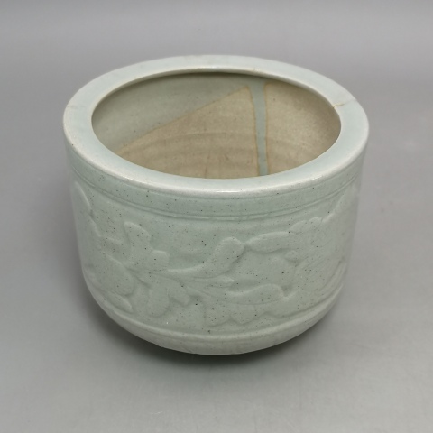 古玩陶瓷清中期 乾隆嘉慶 豆青釉花卉紋三足香爐拍賣，當(dāng)前價(jià)格1122元