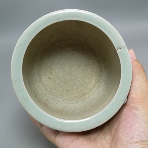 古玩陶瓷清中期 乾隆嘉慶 豆青釉花卉紋三足香爐拍賣，當(dāng)前價(jià)格1122元