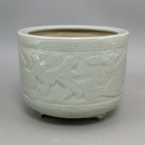 古玩陶瓷清中期 乾隆嘉慶 豆青釉花卉紋三足香爐拍賣，當(dāng)前價(jià)格1122元
