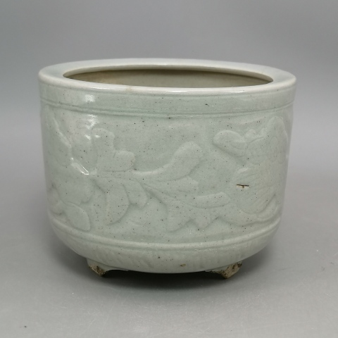 古玩陶瓷清中期 乾隆嘉慶 豆青釉花卉紋三足香爐拍賣，當(dāng)前價(jià)格1122元