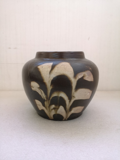 褐釉留白花卉紋罐拍賣，當(dāng)前價(jià)格450元