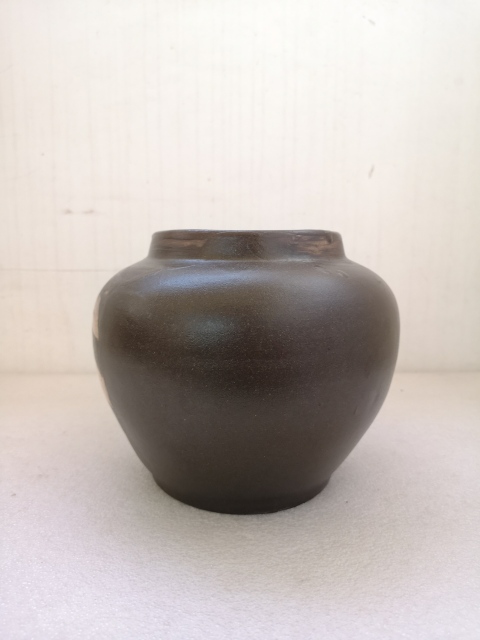 古玩陶瓷褐釉留白花卉紋罐拍賣,當前價格450元